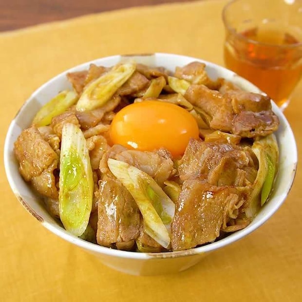 カレー風味をきかせた！豚バラ肉のスタミナ丼