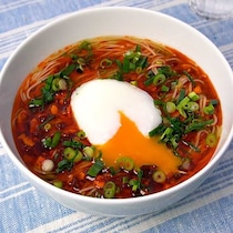 旨辛でやみつき！食べるラー油そうめん
