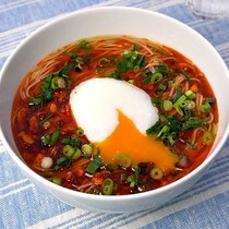 旨辛でやみつき！食べるラー油そうめん