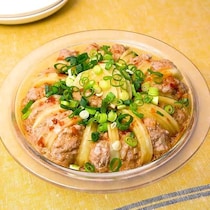 ピリ辛だれでお箸が進む♪じゃがいもと豚つくねのレンジ蒸し