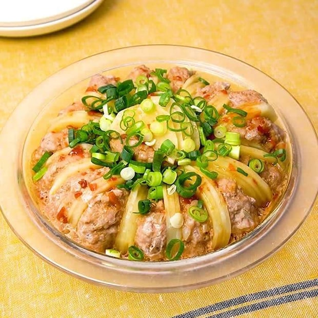 ピリ辛だれでお箸が進む♪じゃがいもと豚つくねのレンジ蒸し