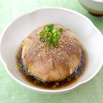 レンジで簡単！丸ごと新玉ねぎの肉巻き蒸し
