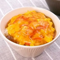 人気の定番おかず献立♪つぶつぶコーンのかに玉丼