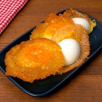 カリッとおいしい♪ゆで卵のチーズ焼き