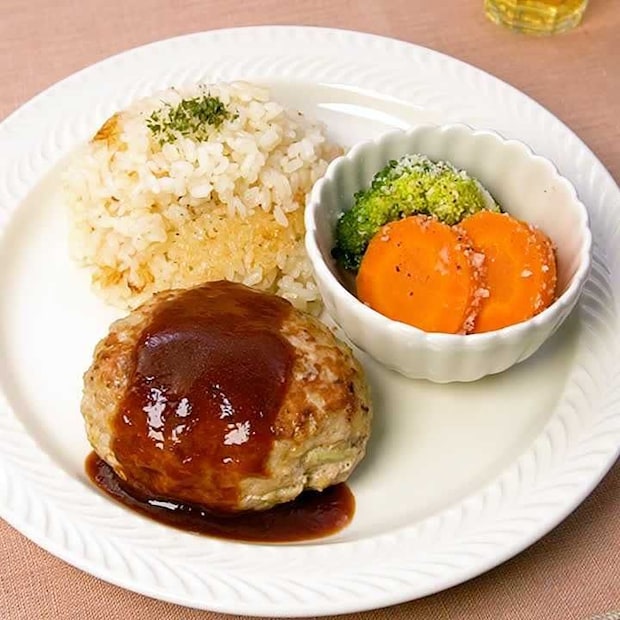 ご飯と一緒に炊き上げる！フライパン蒸しハンバーグプレート