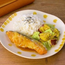 ご飯と一緒に炊き上げる！鮭の味噌チーズ定食