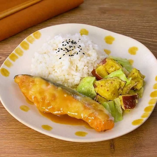 ご飯と一緒に炊き上げる！鮭の味噌チーズ定食