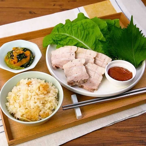 ご飯と一緒に炊き上げる！もっちり蒸し豚の野菜巻き定食