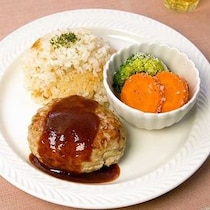 ご飯と一緒に炊き上げる！フライパン蒸しハンバーグプレート