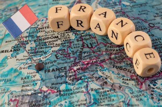 フランスでは年金はいくらもらえる?日本とフランスの年金制度の違いや年金加入期間の合算について解説