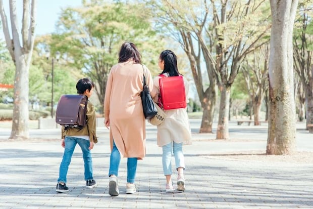 母子家庭は年金をいくらもらえる？状況別に遺族年金や離婚時の分割、免除制度などを解説