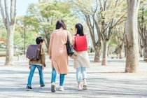 母子家庭は年金をいくらもらえる？状況別に遺族年金や離婚時の分割、免除制度などを解説