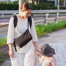 バッグの“ダブル持ち”で子連れ外出が快適に。ママに嬉しいミニショルダー
