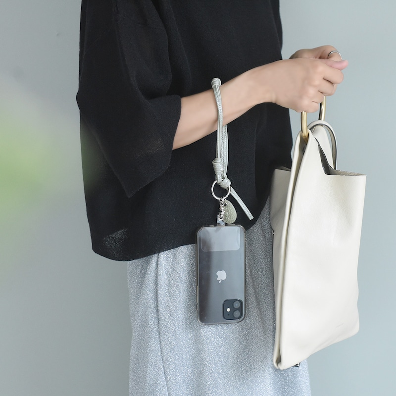 スマホは手首ぶら～んで快適に。シンプルで洗練された「本革スマホストラップ」をスタッフ続々愛用中