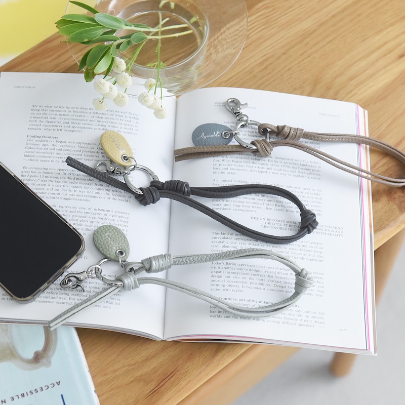 スマホは手首ぶら～んで快適に。シンプルで洗練された「本革スマホストラップ」をスタッフ続々愛用中