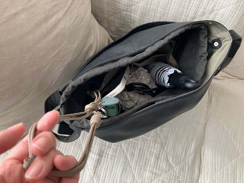 スマホは手首ぶら~んで快適に。シンプルで洗練された「本革スマホストラップ」をスタッフ続々愛用中