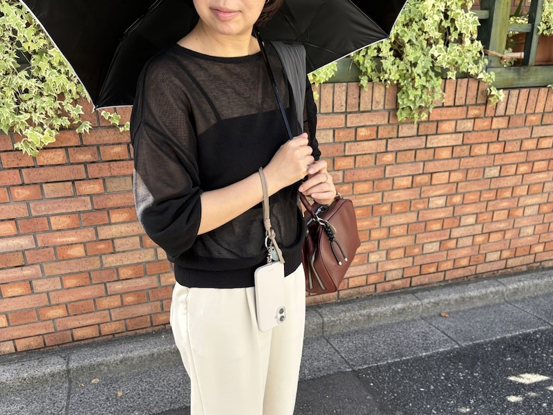 スマホは手首ぶら~んで快適に。シンプルで洗練された「本革スマホストラップ」をスタッフ続々愛用中