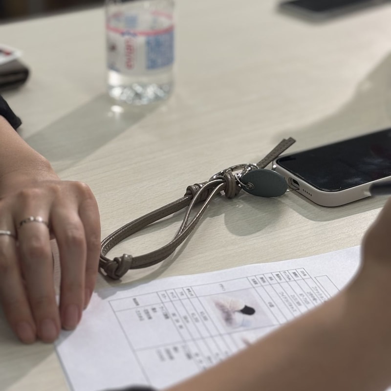 スマホは手首ぶら~んで快適に。シンプルで洗練された「本革スマホストラップ」をスタッフ続々愛用中