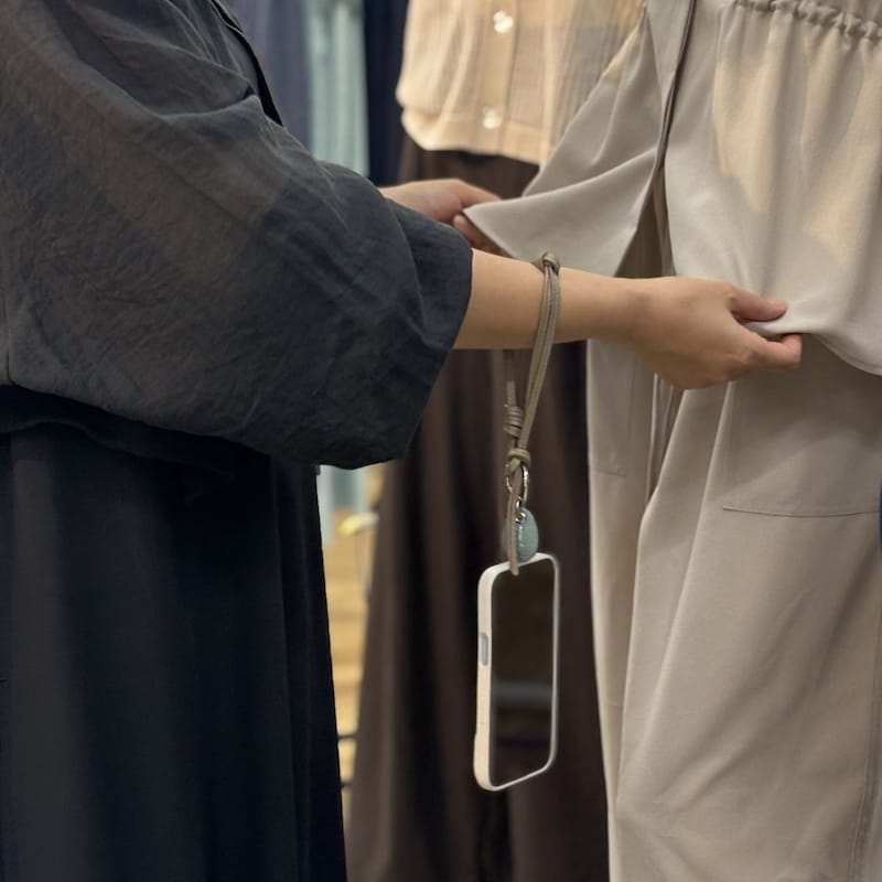 スマホは手首ぶら~んで快適に。シンプルで洗練された「本革スマホストラップ」をスタッフ続々愛用中