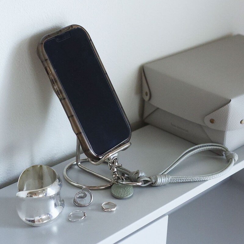 スマホは手首ぶら~んで快適に。シンプルで洗練された「本革スマホストラップ」をスタッフ続々愛用中