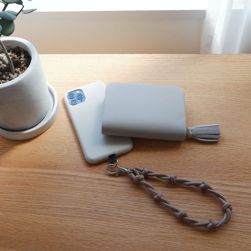 スマホは手首ぶら~んで快適に。シンプルで洗練された「本革スマホストラップ」をスタッフ続々愛用中