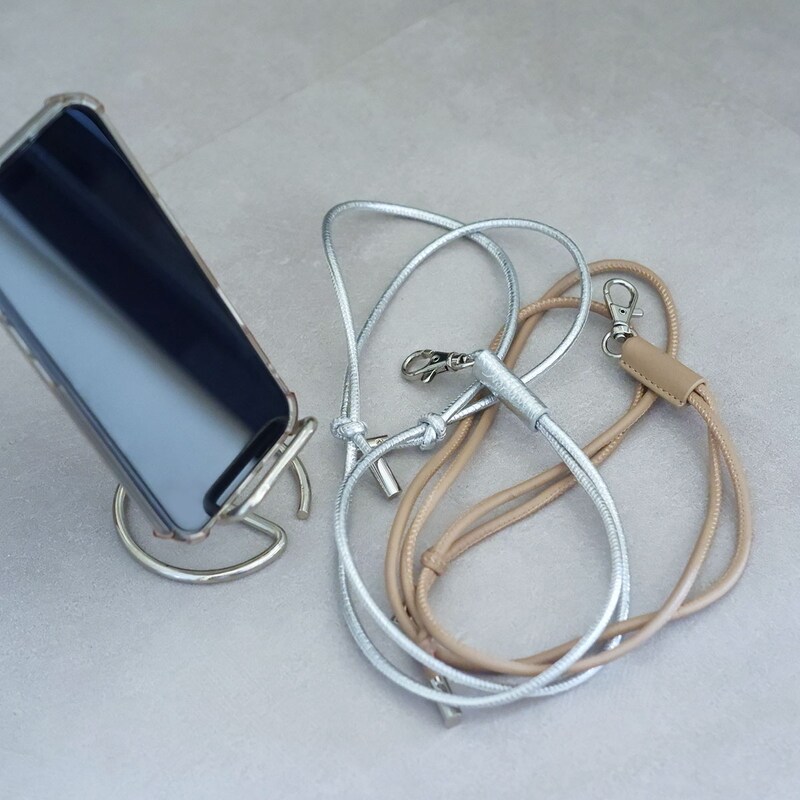 スマホは手首ぶら~んで快適に。シンプルで洗練された「本革スマホストラップ」をスタッフ続々愛用中