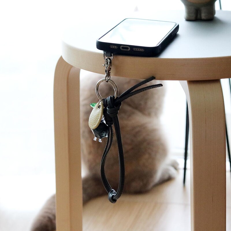 スマホは手首ぶら~んで快適に。シンプルで洗練された「本革スマホストラップ」をスタッフ続々愛用中