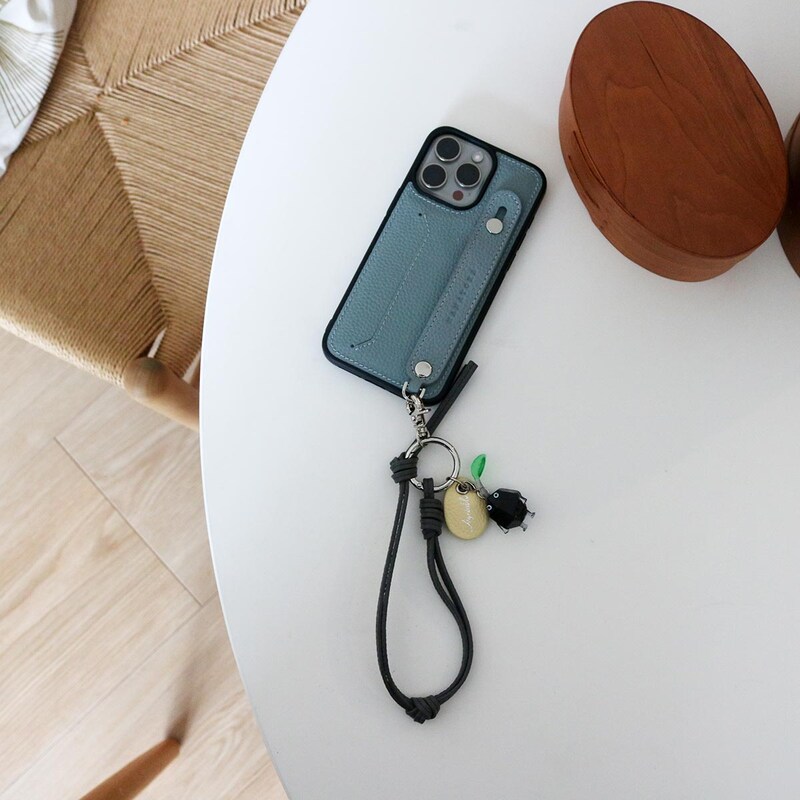 スマホは手首ぶら~んで快適に。シンプルで洗練された「本革スマホストラップ」をスタッフ続々愛用中