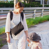 バッグの“ダブル持ち”で子連れ外出が快適に。ママに嬉しいミニショルダー