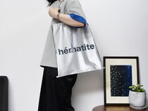 難しいテク不要“垢抜け見え”を叶える「メタリックバッグ」