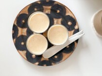 口当たりがやさしい陶器のスプーン、bon moment「強化磁器スリムスプーンミニ」で緩やかなおやつ時間を。