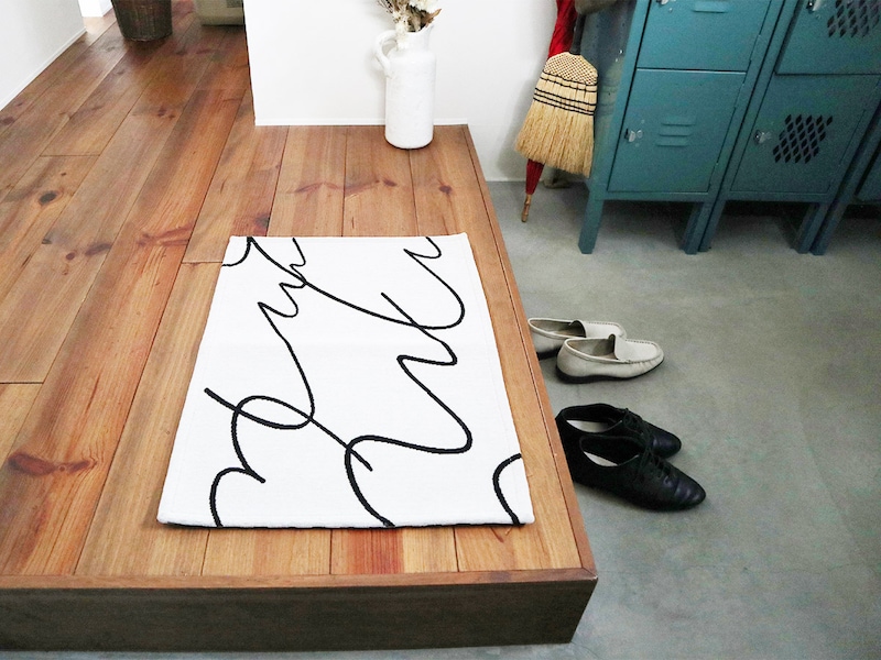 アートな玄関マットで、目指すは『第一印象から洒落見えハウス』インテリア好きスタッフはこの柄を選びました！