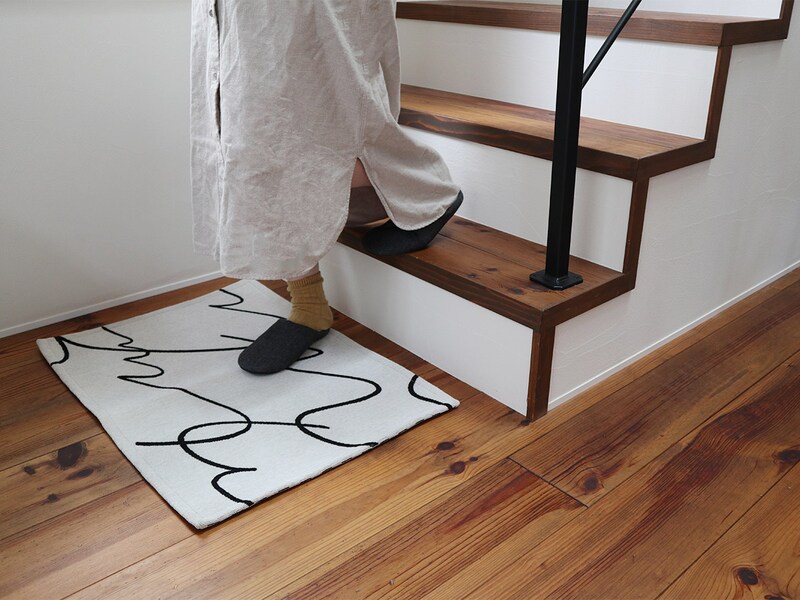 アートな玄関マットで、目指すは『第一印象から洒落見えハウス』インテリア好きスタッフはこの柄を選びました！