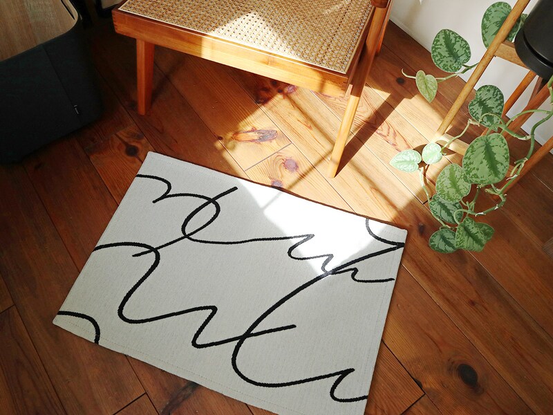 アートな玄関マットで、目指すは『第一印象から洒落見えハウス』インテリア好きスタッフはこの柄を選びました！
