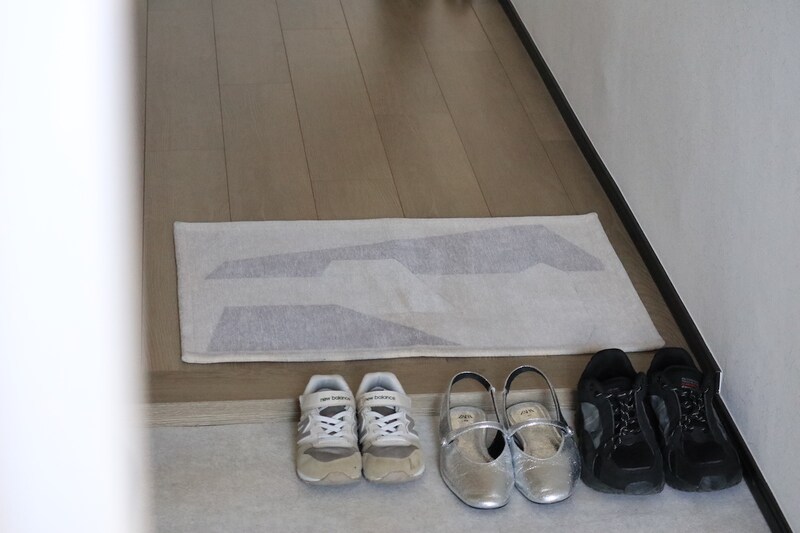 アートな玄関マットで、目指すは『第一印象から洒落見えハウス』インテリア好きスタッフはこの柄を選びました！