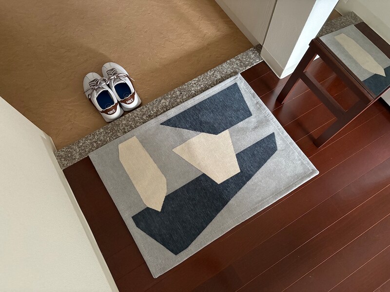 アートな玄関マットで、目指すは『第一印象から洒落見えハウス』インテリア好きスタッフはこの柄を選びました！