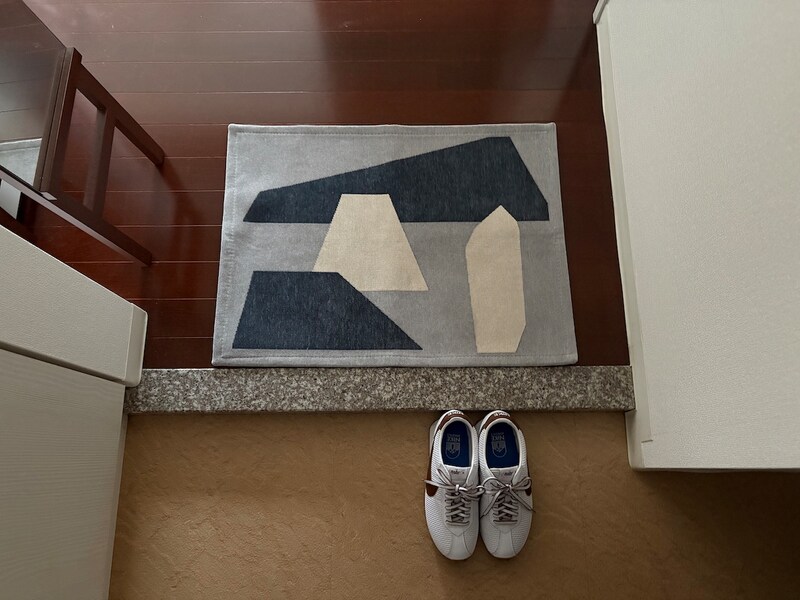 アートな玄関マットで、目指すは『第一印象から洒落見えハウス』インテリア好きスタッフはこの柄を選びました！