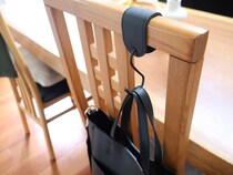 実用性と見栄えも拘りたい。フェイクレザーがスタイリッシュな「新感覚のS字フック」。