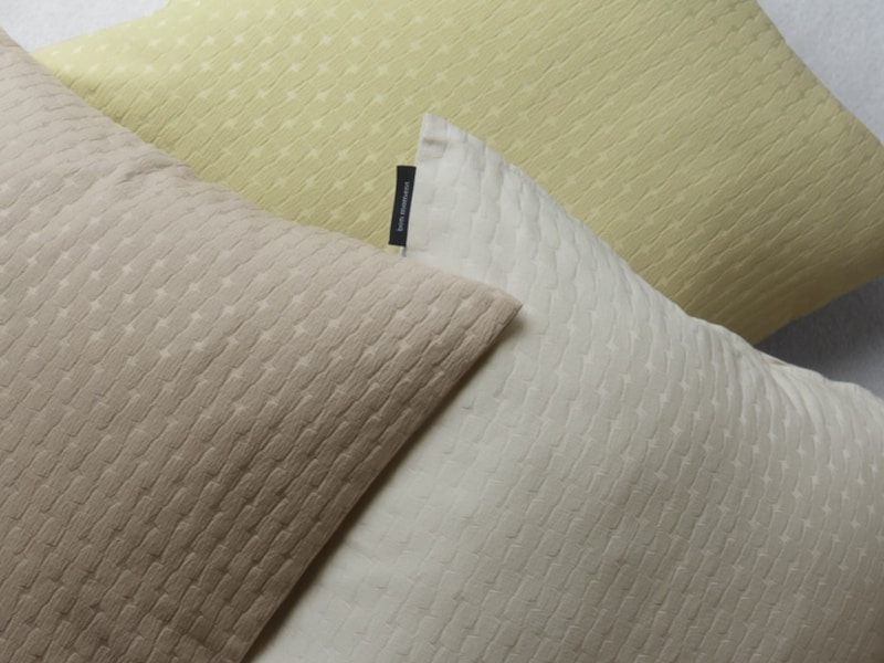 【スタッフ3名のプチ模様替えレポ】アジサイ模様のツヤやかクッションカバーで、お部屋に明るさを取り入れよう。