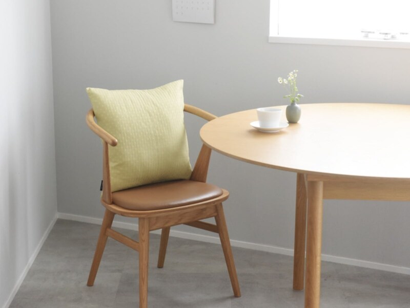 【スタッフ3名のプチ模様替えレポ】アジサイ模様のツヤやかクッションカバーで、お部屋に明るさを取り入れよう。