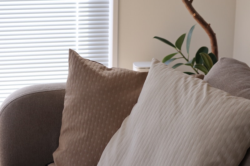 【スタッフ3名のプチ模様替えレポ】アジサイ模様のツヤやかクッションカバーで、お部屋に明るさを取り入れよう。