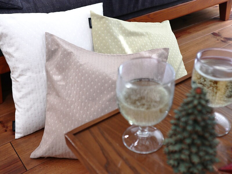 【スタッフ3名のプチ模様替えレポ】アジサイ模様のツヤやかクッションカバーで、お部屋に明るさを取り入れよう。