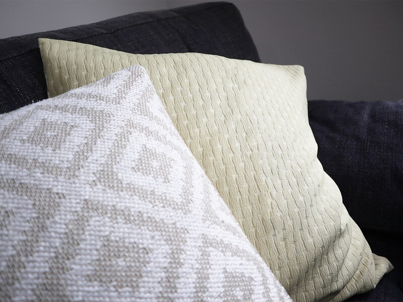 【スタッフ3名のプチ模様替えレポ】アジサイ模様のツヤやかクッションカバーで、お部屋に明るさを取り入れよう。