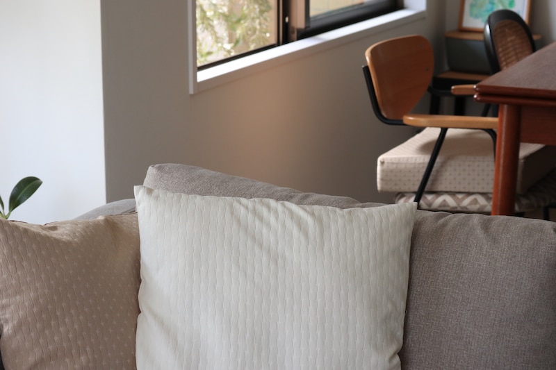 【スタッフ3名のプチ模様替えレポ】アジサイ模様のツヤやかクッションカバーで、お部屋に明るさを取り入れよう。