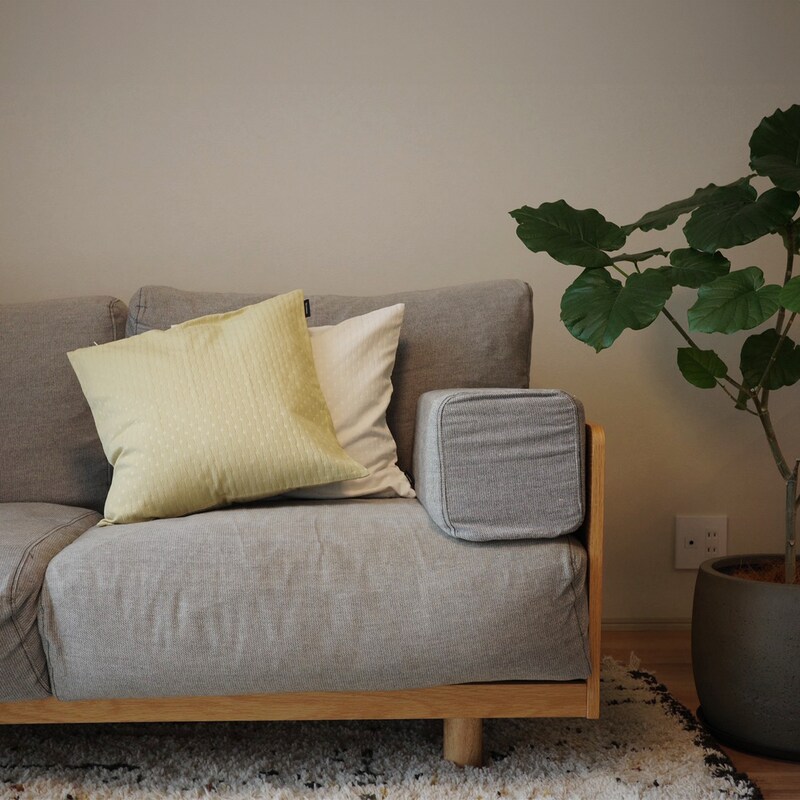 【スタッフ3名のプチ模様替えレポ】アジサイ模様のツヤやかクッションカバーで、お部屋に明るさを取り入れよう。