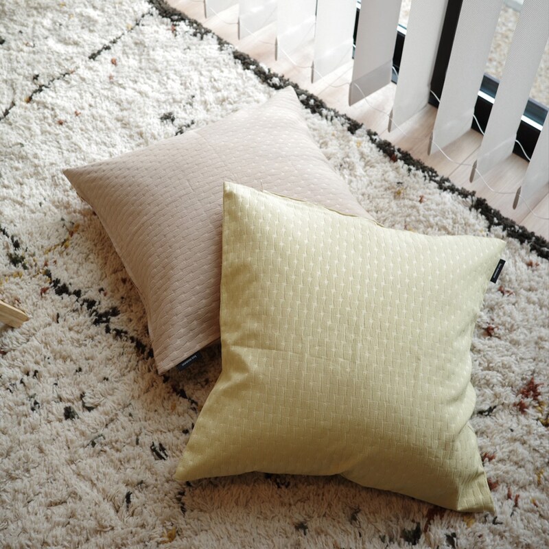 【スタッフ3名のプチ模様替えレポ】アジサイ模様のツヤやかクッションカバーで、お部屋に明るさを取り入れよう。