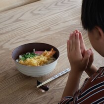ワンオペ休日のお昼ご飯にも。軽くて割れにくい木目調どんぶり＆汁椀がちょうどいい話【インスタグラマーさんのもの選び】