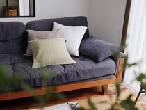 【スタッフ3名のプチ模様替えレポ】アジサイ模様のツヤやかクッションカバーで、お部屋に明るさを取り入れよう。