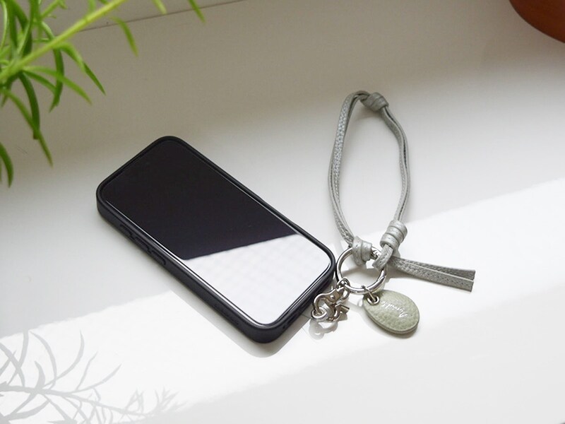 「大人の牛革スマホストラップ」で手首にかけた瞬間、ふっと身軽に