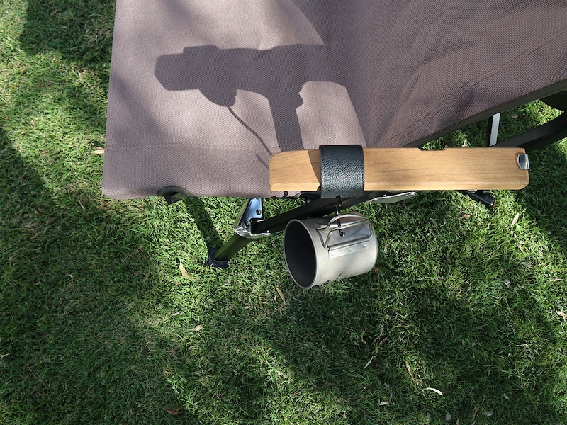 角ばった手すりや引き出しにも優しく掛けられる！「フェイクレザーのS字フック」